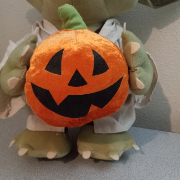 Star Wars Yoda With Pumpkin  Halloween Decoration/Plush 19"Tall,18" Ear to Ear. - Picture 3 of 13